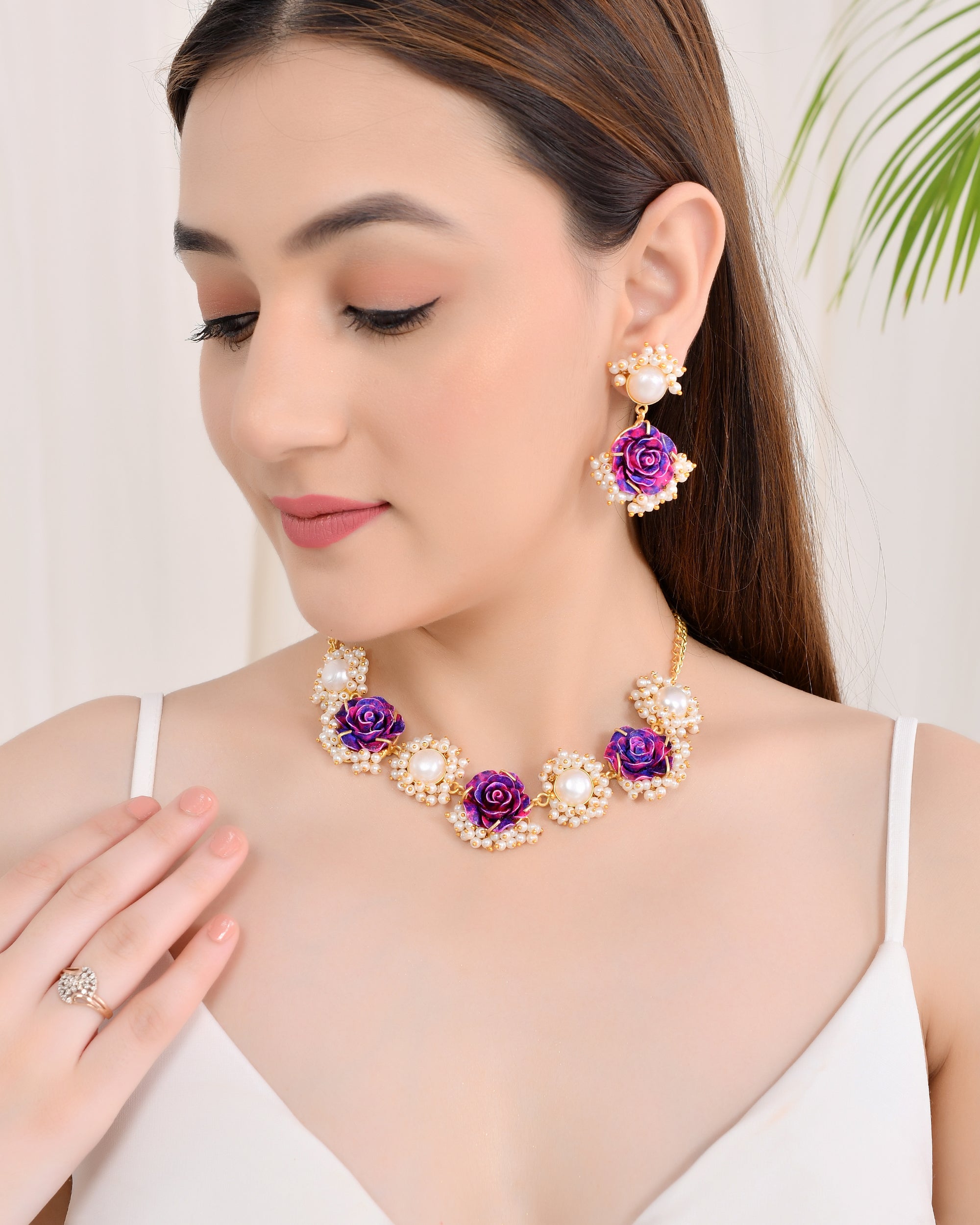 EDGY FLOWER NECKALCE